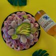 Ceviche de camarón y callo con cebolla morada, limón y aguacate junto a una cerveza Pacífico