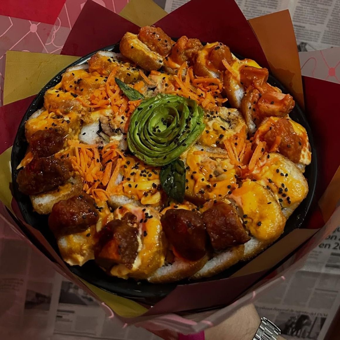 Charola de rollos empanizados con salsa y una rosa de aguacate al centro