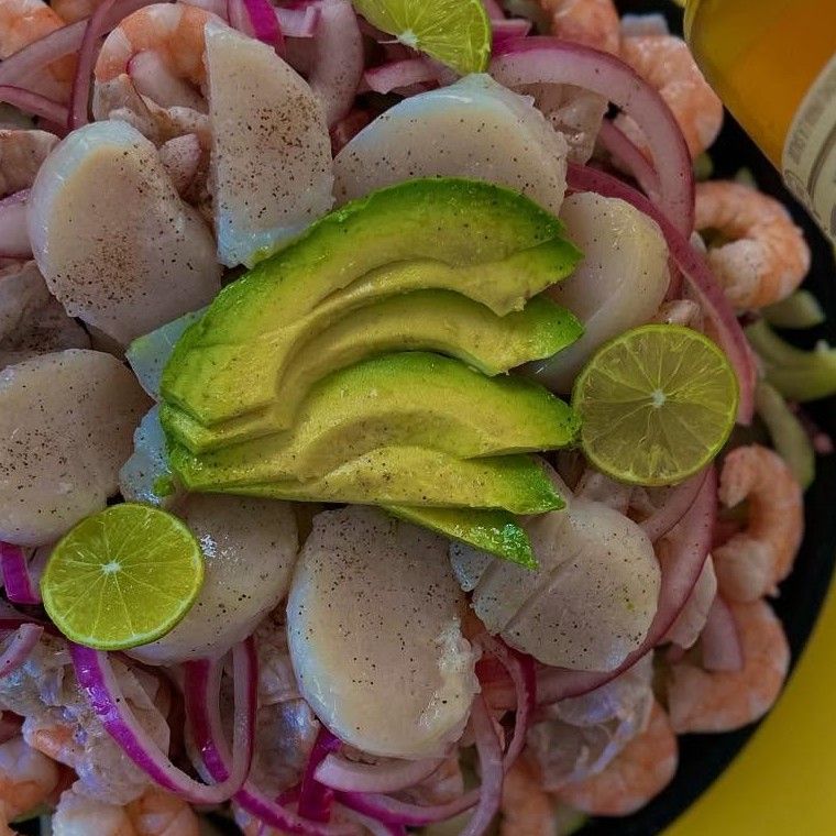 Callo, camarón, aguacate y limón en un ceviche