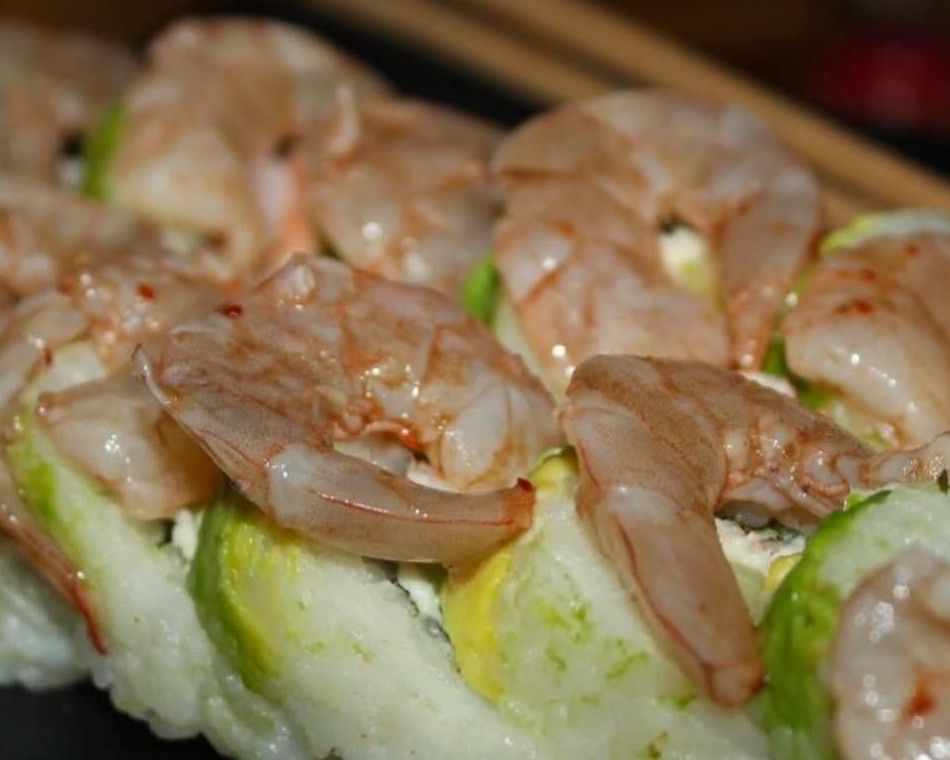 Camarones sobre rollo cubierto de aguacate