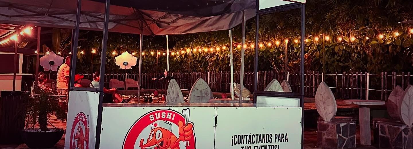 Focos encendidos al fondo, de noche