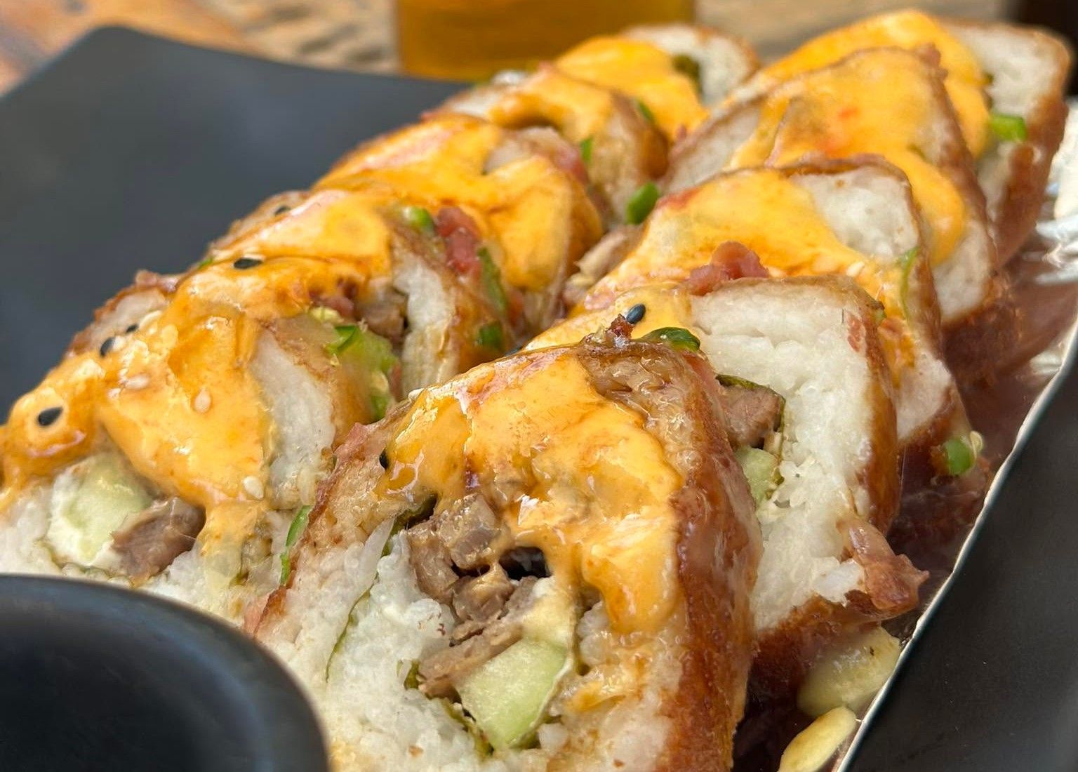 Piezas de rollo empanizado con salsa naranja