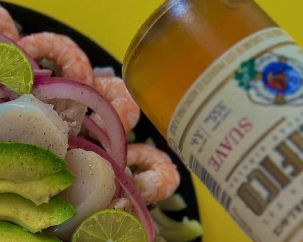 Camarones y cebolla morada alrededor de un plato de ceviche