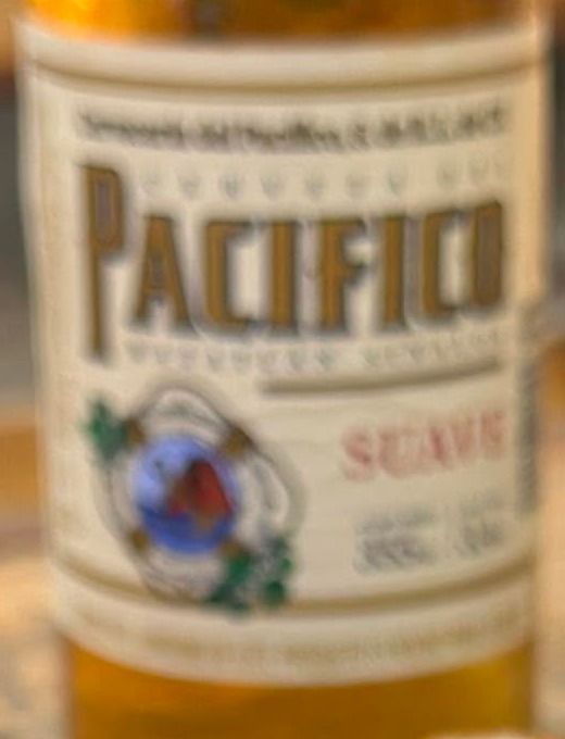 Etiqueta de una cerveza Pacífico Suave, de cerca