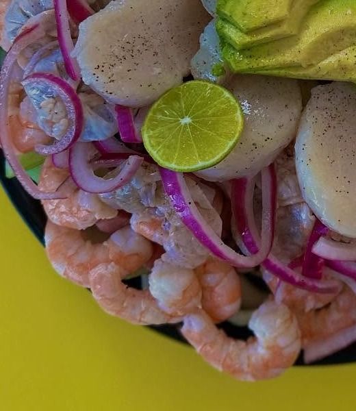 Ceviche con limón, callo, cebolla morada y camarón