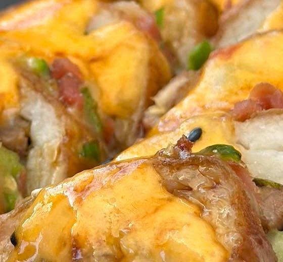 Rollo empanizado con salsa cremosa, ajonjolí y chile, de cerca