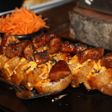 Rollo empanizado con bocados glaseados, salsa naranja y ajonjolí negro